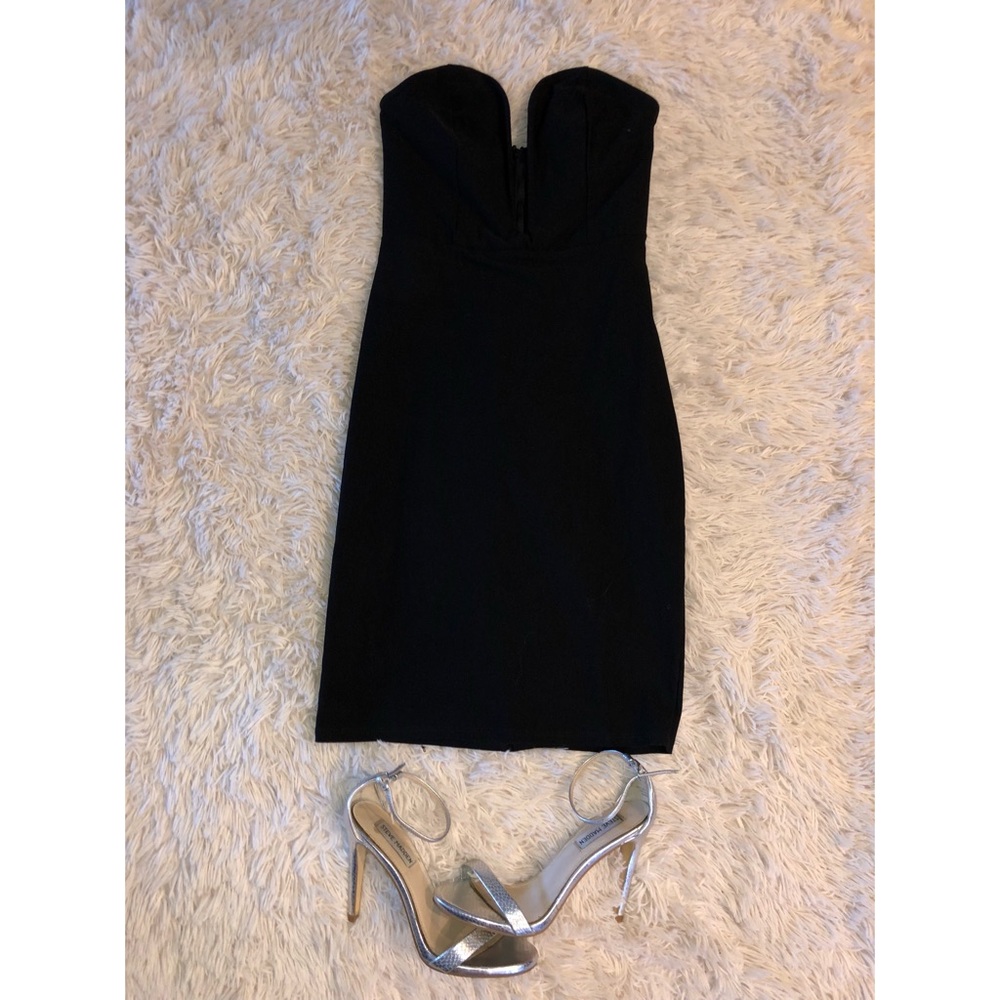 Black sleeveless dress!